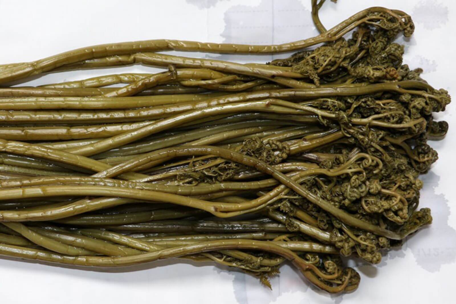 ワラビの塩漬けの再生前の画像